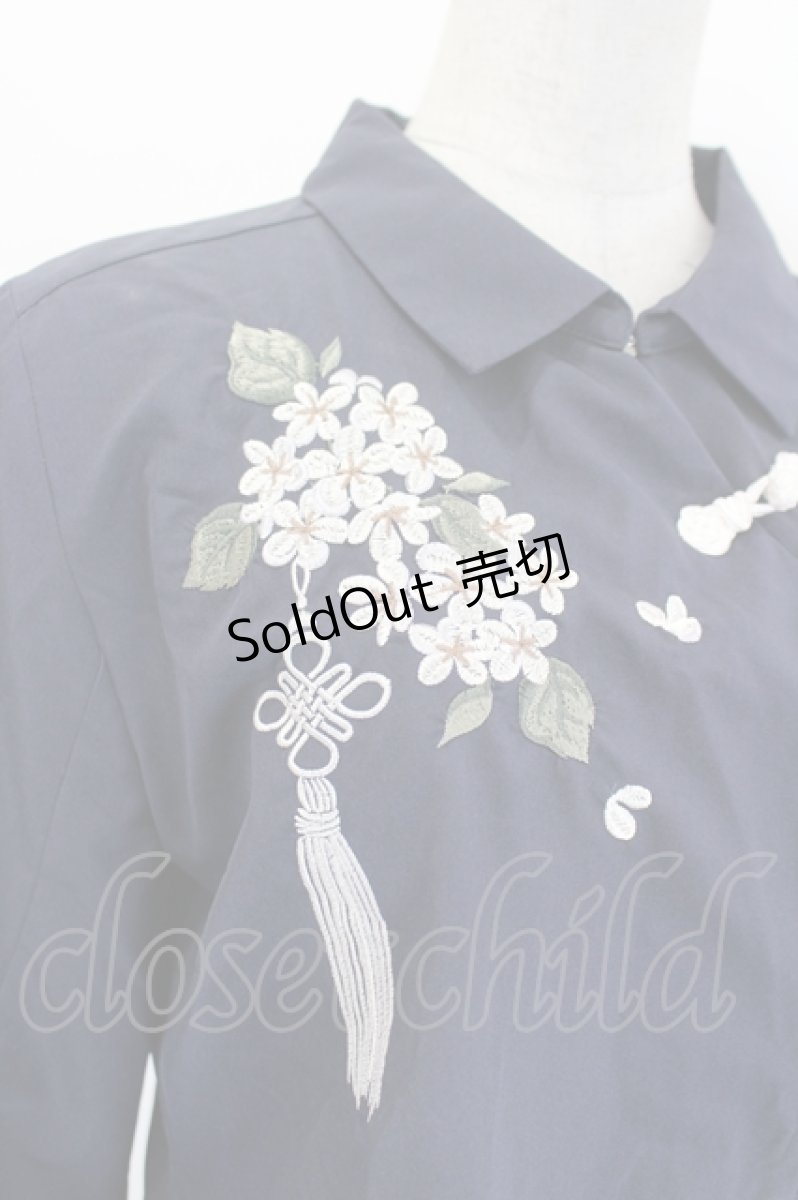 画像4: axes femme / ジャスミン刺繍チャイナブラウス F ネイビー I-26-08-23-015-AX-BL-TE-ZI (4)