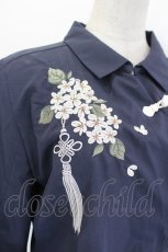 画像4: axes femme / ジャスミン刺繍チャイナブラウス F ネイビー I-26-08-23-015-AX-BL-TE-ZI (4)