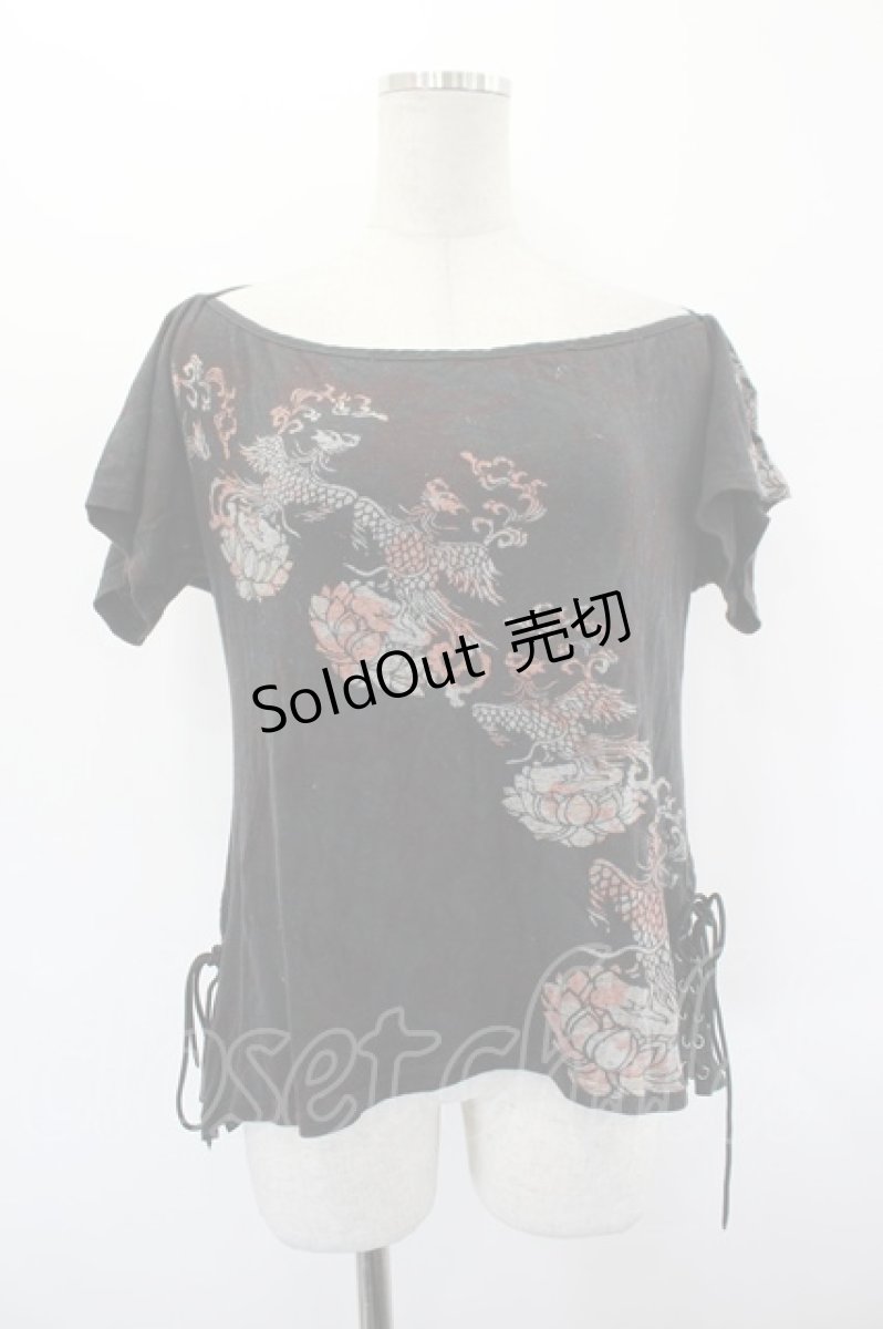 画像1: gouk / サイド編み上げ&ナナメプリント半袖カットソー  黒Ｘ赤 I-26-08-25-041-GO-TO-SA-ZI (1)