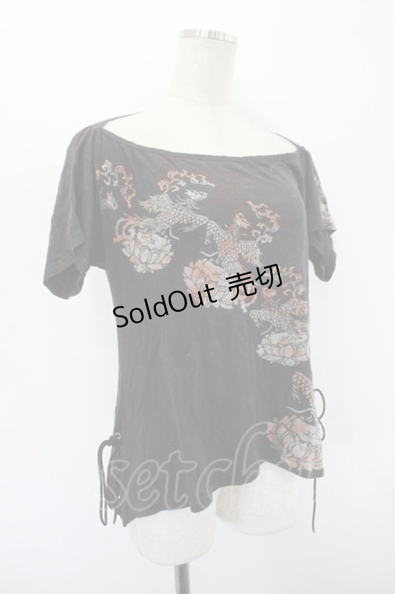 画像3: gouk / サイド編み上げ&ナナメプリント半袖カットソー  黒Ｘ赤 I-26-08-25-041-GO-TO-SA-ZI (3)