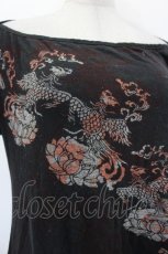画像4: gouk / サイド編み上げ&ナナメプリント半袖カットソー  黒Ｘ赤 I-26-08-25-041-GO-TO-SA-ZI (4)
