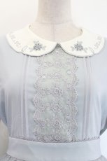 画像4: axes femme POETIQUE / シフォンチュール刺繍襟ワンピース  サックス I-26-08-25-090-AX-TO-TE-ZI (4)