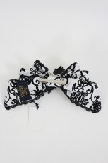 画像2: ALICE and the PIRATES / シャンデリアフロッキーコサージュリボン  オフ白×黒 I-26-09-04-125-PA-AC-TE-ZI (2)