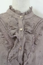画像4: axes femme / 総刺繍フリルブラウス M ラベンダーグレー I-26-09-06-007-AX-BL-TE-ZI (4)
