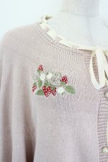 画像4: axes femme POETIQUE / ストロベリー刺繍ニットケープ  ピンク I-26-09-06-009-AX-TO-SA-ZI (4)