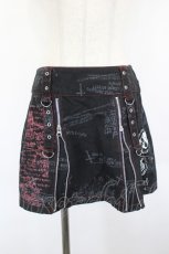 画像1: MAD / ドクロワッペン&フロントZIPデザインスカート  黒Ｘ白Ｘ赤 I-26-09-08-088-PU-SK-SA-ZI (1)