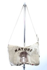 画像1: NATURE TRAIL / ロゴアップリケ&お人形ptショルダーバッグ  ベージュ I-26-09-23-122-LO-BG-SA-ZI (1)