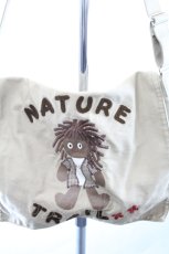画像5: NATURE TRAIL / ロゴアップリケ&お人形ptショルダーバッグ  ベージュ I-26-09-23-122-LO-BG-SA-ZI (5)