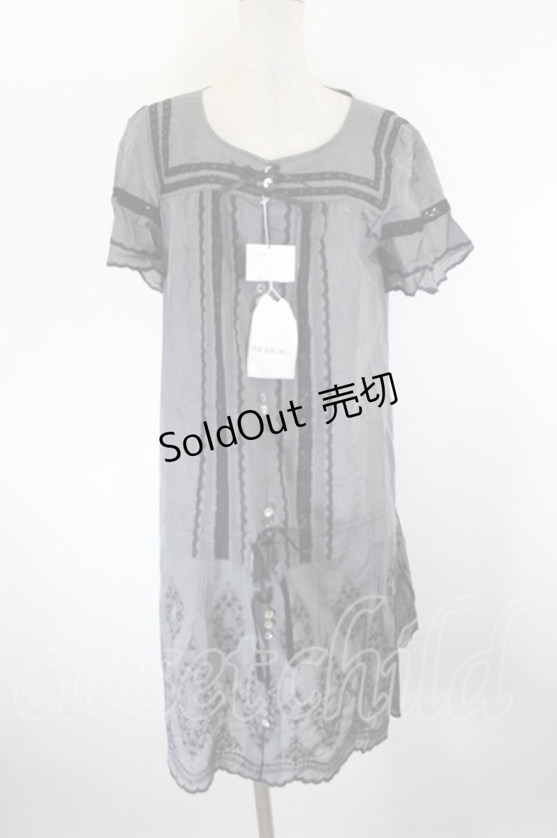 画像1: INGEBORG / 裾刺繍半袖ロングシャツ 13号 グレー I-26-09-25-056-LO-BL-SA-ZI (1)