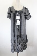 画像1: INGEBORG / 裾刺繍半袖ロングシャツ 13号 グレー I-26-09-25-056-LO-BL-SA-ZI (1)