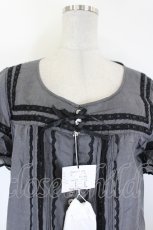 画像2: INGEBORG / 裾刺繍半袖ロングシャツ 13号 グレー I-26-09-25-056-LO-BL-SA-ZI (2)