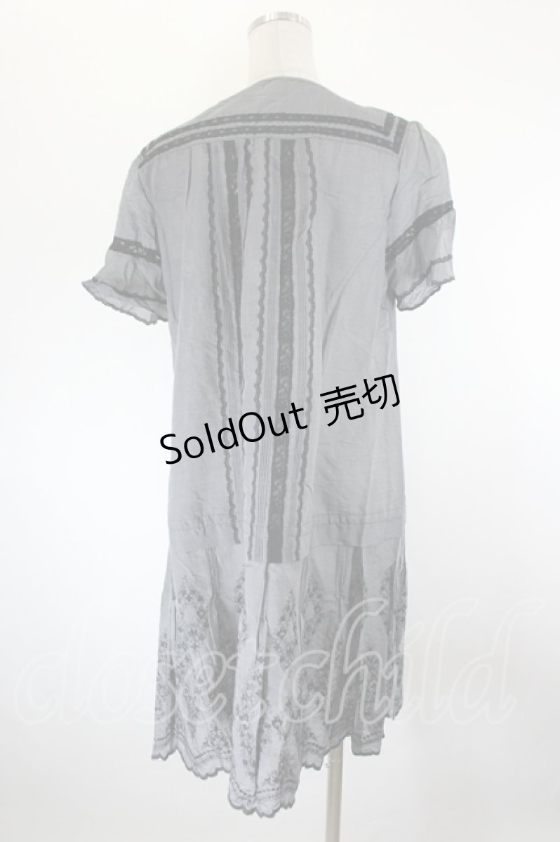 画像3: INGEBORG / 裾刺繍半袖ロングシャツ 13号 グレー I-26-09-25-056-LO-BL-SA-ZI (3)