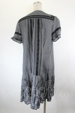 画像3: INGEBORG / 裾刺繍半袖ロングシャツ 13号 グレー I-26-09-25-056-LO-BL-SA-ZI (3)