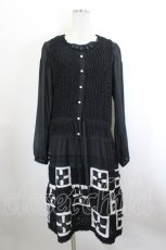 画像1: INGEBORG / パールボタン&フリルパッチワークワンピース 3(9号) ブラック I-26-09-25-061-LO-OP-SA-ZI (1)