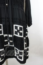 画像2: INGEBORG / パールボタン&フリルパッチワークワンピース 3(9号) ブラック I-26-09-25-061-LO-OP-SA-ZI (2)