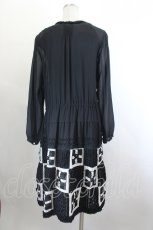 画像3: INGEBORG / パールボタン&フリルパッチワークワンピース 3(9号) ブラック I-26-09-25-061-LO-OP-SA-ZI (3)