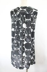 画像3: INGEBORG / ドット&カメリア柄ノースリーブチュニック 13号 ブラック×ホワイト I-26-09-25-063-LO-JA-SA-ZI (3)