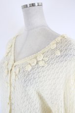 画像2: INGEBORG / フラワーモチーフ切替カーディガン  アイボリー I-26-09-27-050-LO-TO-SA-ZI (2)