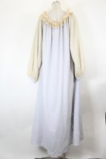 画像4: Maison de FLEUR Petite Robe canone / オフショルレース袖ワンピース  サックス I-26-09-27-083-LO-OP-SA-ZI (4)