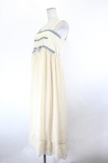 画像3: Fi.n.t / フロントロゴ刺繍シフォンキャミワンピース  生成り I-26-10-03-066-CA-OP-SA-ZI (3)
