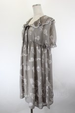 画像2: F i.n.t / 香水柄シフォンパフワンピース  グレーＸ白 I-26-10-03-073-CA-OP-SA-ZI (2)