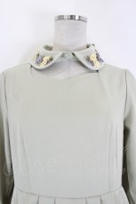 画像2: an another angelus / 襟リボン刺繍ワンピース  グリーン I-26-10-03-084-CA-OP-SA-ZI (2)