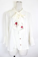 画像1: axes femme / 苺刺繍ボウタイブラウス F キナリ I-26-10-11-009-AX-BL-TE-ZI (1)