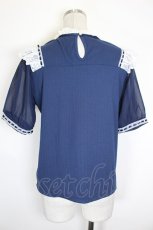 画像2: axes femme / ローズ×レースレイヤードプルオーバー F 紺 I-26-10-11-020-AX-TO-TE-ZI (2)