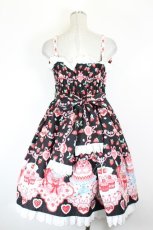 画像2: Angelic Pretty / Strawberry Cake Partyシャーリングジャンパースカート  黒 I-26-10-13-036-AP-OP-SA-ZI (2)