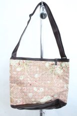 画像2: PINK HOUSE / くまチャーム付きフェイバリットブーケ柄ショルダーバッグ  ブラウン I-26-10-17-098-LO-BG-TE-ZI (2)