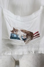 画像2: PINK HOUSE / 書斎の猫たち刺繍入りローンブラウス  白 I-26-10-17-029-LO-BL-SA-ZI (2)