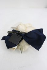 画像2: INGEBORG / カメリアリボンコサージュ  白Ｘ紺 I-26-10-25-128-LO-ZA-SA-ZI (2)