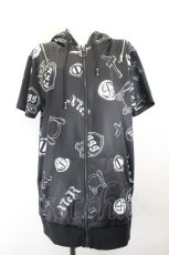 画像1: NieR Clothing / 総柄半袖ZIPパーカー  黒 I-26-10-28-044-PU-TO-TE-ZI (1)