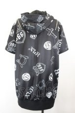 画像2: NieR Clothing / 総柄半袖ZIPパーカー  黒 I-26-10-28-044-PU-TO-TE-ZI (2)