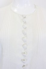 画像3: INGEBORG / ノーカラーフピンタッグラウス  ホワイト I-26-10-28-057-LO-BL-SA-ZI (3)