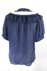 画像4: axes femme / ジャボ付きレース×フリルブラウス  紺Ｘ白 I-26-10-30-003-AX-BL-SA-ZI (4)
