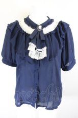 画像1: axes femme / ジャボ付きレース×フリルブラウス  紺Ｘ白 I-26-10-30-003-AX-BL-SA-ZI (1)