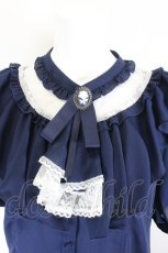 画像2: axes femme / ジャボ付きレース×フリルブラウス  紺Ｘ白 I-26-10-30-003-AX-BL-SA-ZI (2)