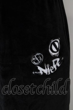 画像2: NieR Clothing / フェイス刺繍ベロアパンツ - ブラック O-24-03-27-091-PU-PA-OW-OS
