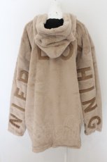 画像2: NieR CLOTHING / 超ふわもこBACK LOGO ZIP OUTER【猫耳付き】  ベージュ O-24-06-13-020-PU-TO-IG-ZTC048 (2)