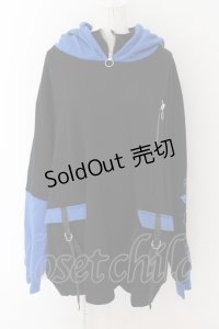 ililil / あのね。コラボ切り替えハイネックプリントパーカー  ブラック×ブルー O-24-07-20-053-PU-TO-OW-ZI