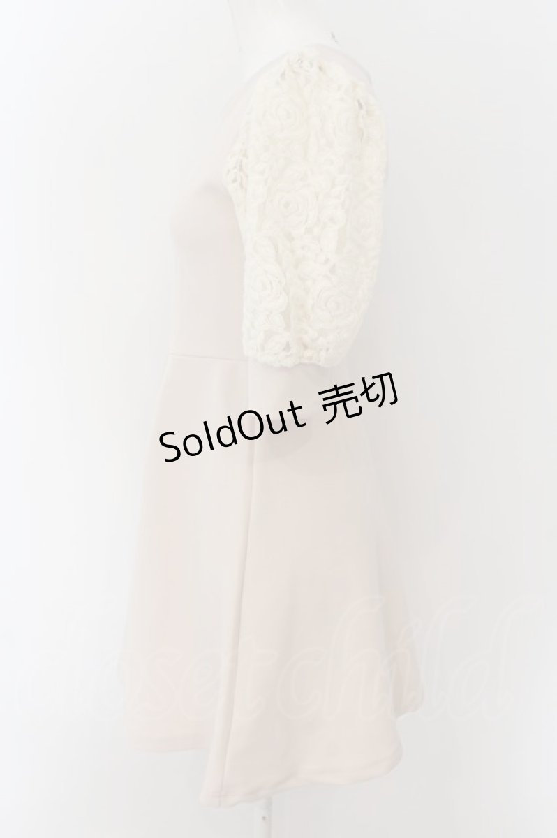 画像2: 【SALE】evelyn / レーススリーブ切り替えワンピース  ベージュ O-24-09-02-023-LO-OP-OW-ZT199 (2)