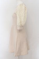 画像2: 【SALE】evelyn / レーススリーブ切り替えワンピース  ベージュ O-24-09-02-023-LO-OP-OW-ZT199 (2)