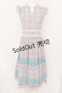 axes femme NOSTALGIE / 装飾モチーフパネル柄ワンピース F ブルー系 O-24-09-16-074-AX-OP-OW-ZT178