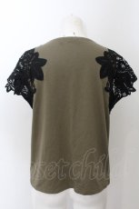 画像2: 【SALE】axes femme / フラワーレーススリーブTシャツ M カーキグリーン×クロ O-24-11-22-040-AX-TO-IG-ZT095 (2)