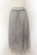 画像2: 【SALE】axes femme / 裏地刺繍プリーツチュールスカート  ブルーグレー O-24-11-25-066-AX-SK-IG-ZT266 (2)