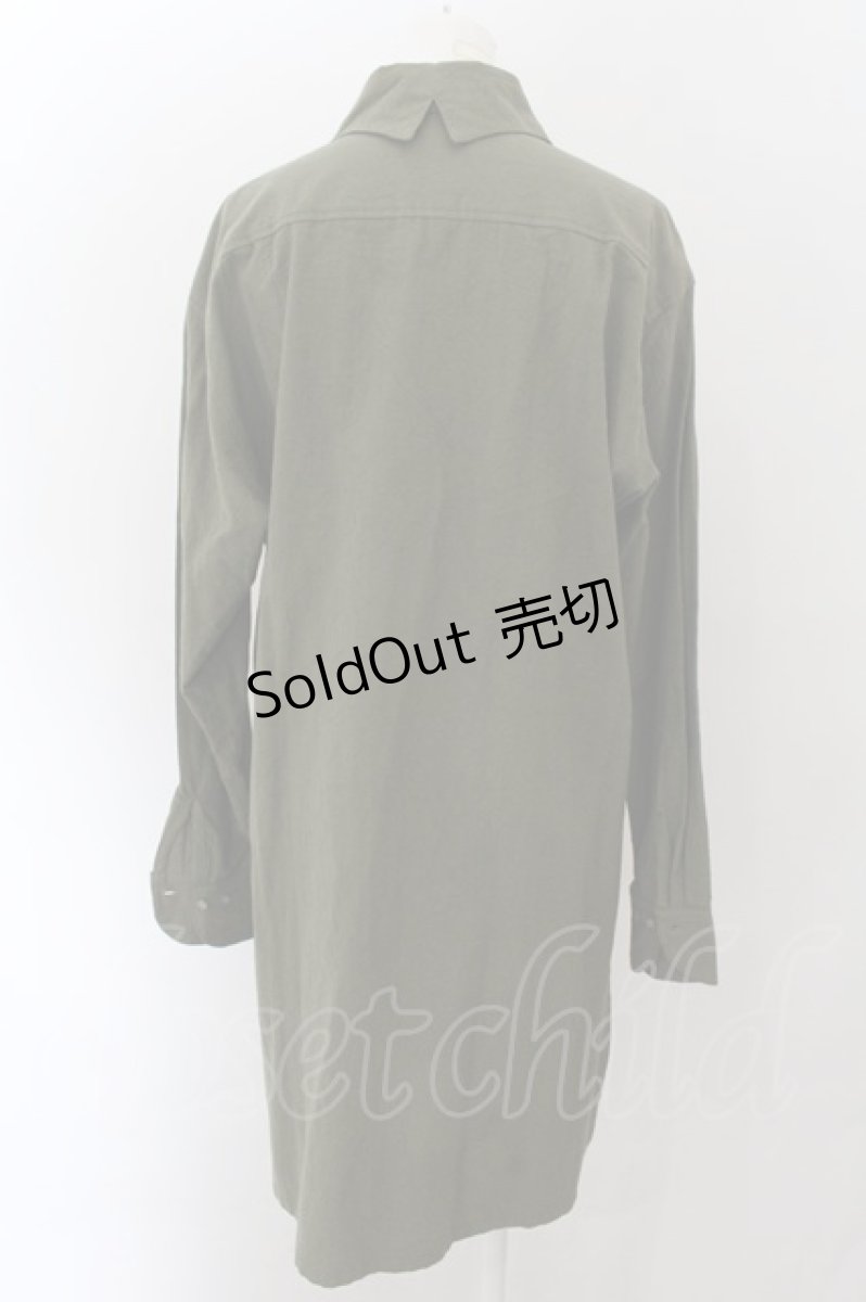 画像2: 【SALE】MILKBOY / デコルテ切り替えワッシャーロングシャツ  カーキ O-24-11-26-057-MB-BL-YM-ZT259 (2)