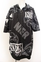 NieR Clothing / 転写pt半袖ZIPパーカー F ハートウイング（ブラック×ホワイト） O-24-12-18-086-PU-TO-OW-ZT259
