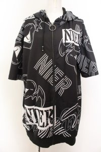 NieR Clothing / 転写pt半袖ZIPパーカー F ハートウイング（ブラック×ホワイト） O-24-12-18-086-PU-TO-OW-ZT259