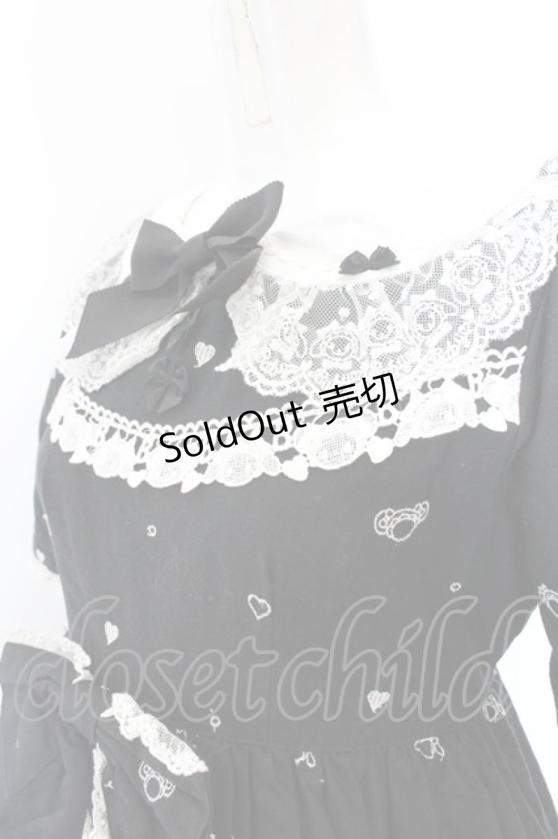 画像2: BABY,THE STARS SHINE BRIGHT / くみゃちゃんのLove Heart Embroideryワンピース  クロ O-24-12-25-060-BA-OP-OW-OS (2)